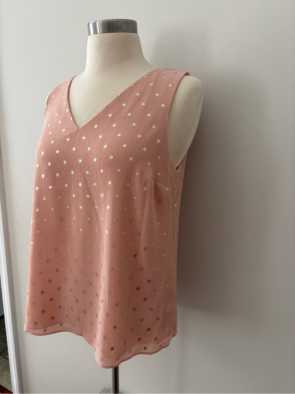 Nine West Sleeveless V-Neck Blush Pink Blouse Metallic Gold Polka Dots Sz S - Picture 4 of 8